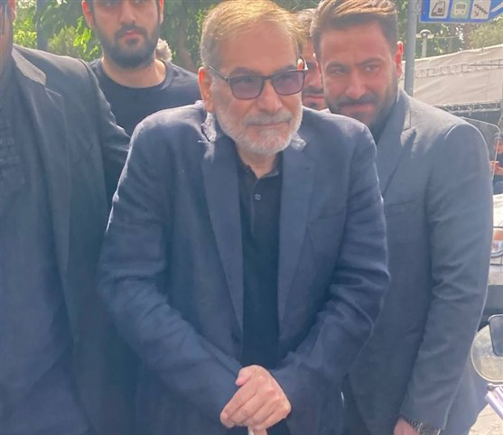 أول ظهور لشمخاني بعد العدوان الإسرائيلي خلال تشييع الشهداء في طهران