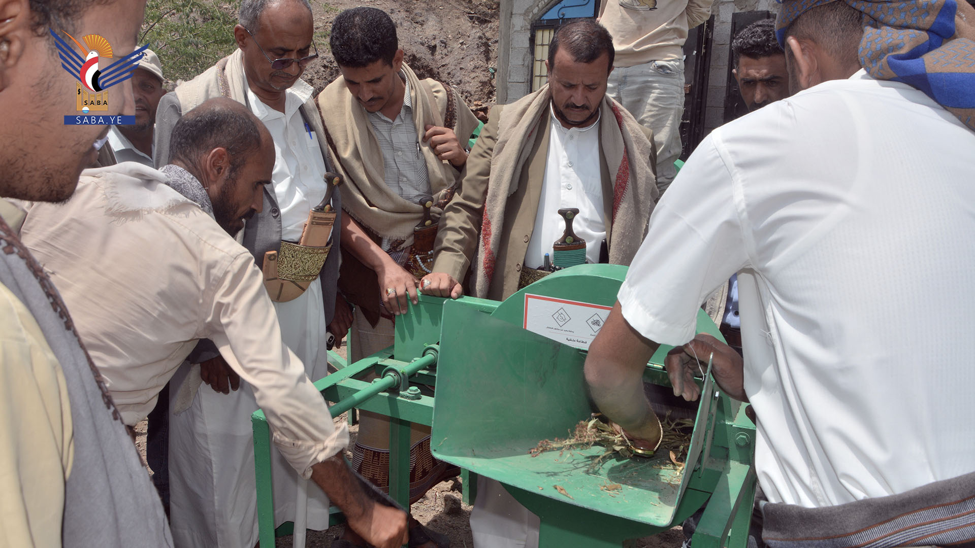 توزيع 300 فرامة أعلاف لمربي الثروة الحيوانية في مديرية التعزية بتعز