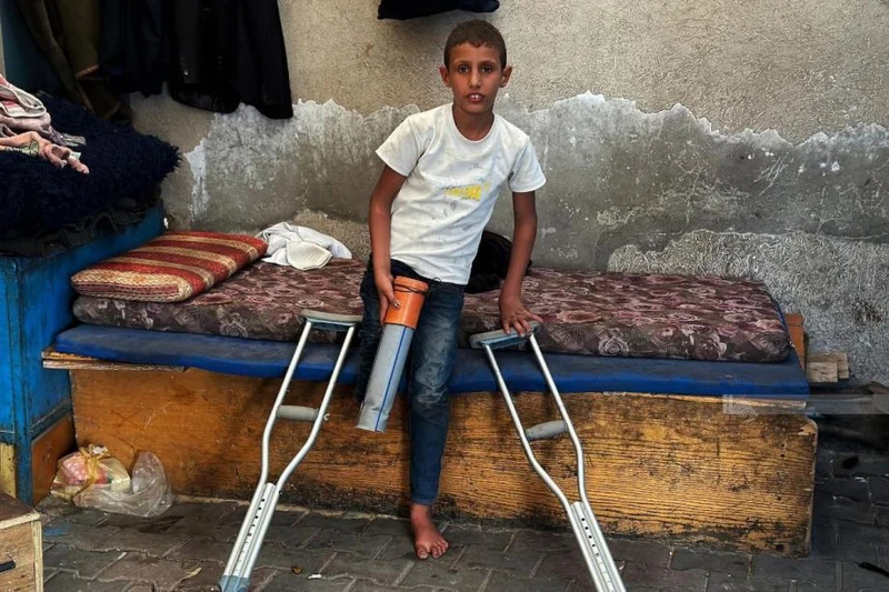 ما بين البتر والحصار.. طفل غزاوي يحوّل ماسورة إلى ساق كي لا يفقد حلمه