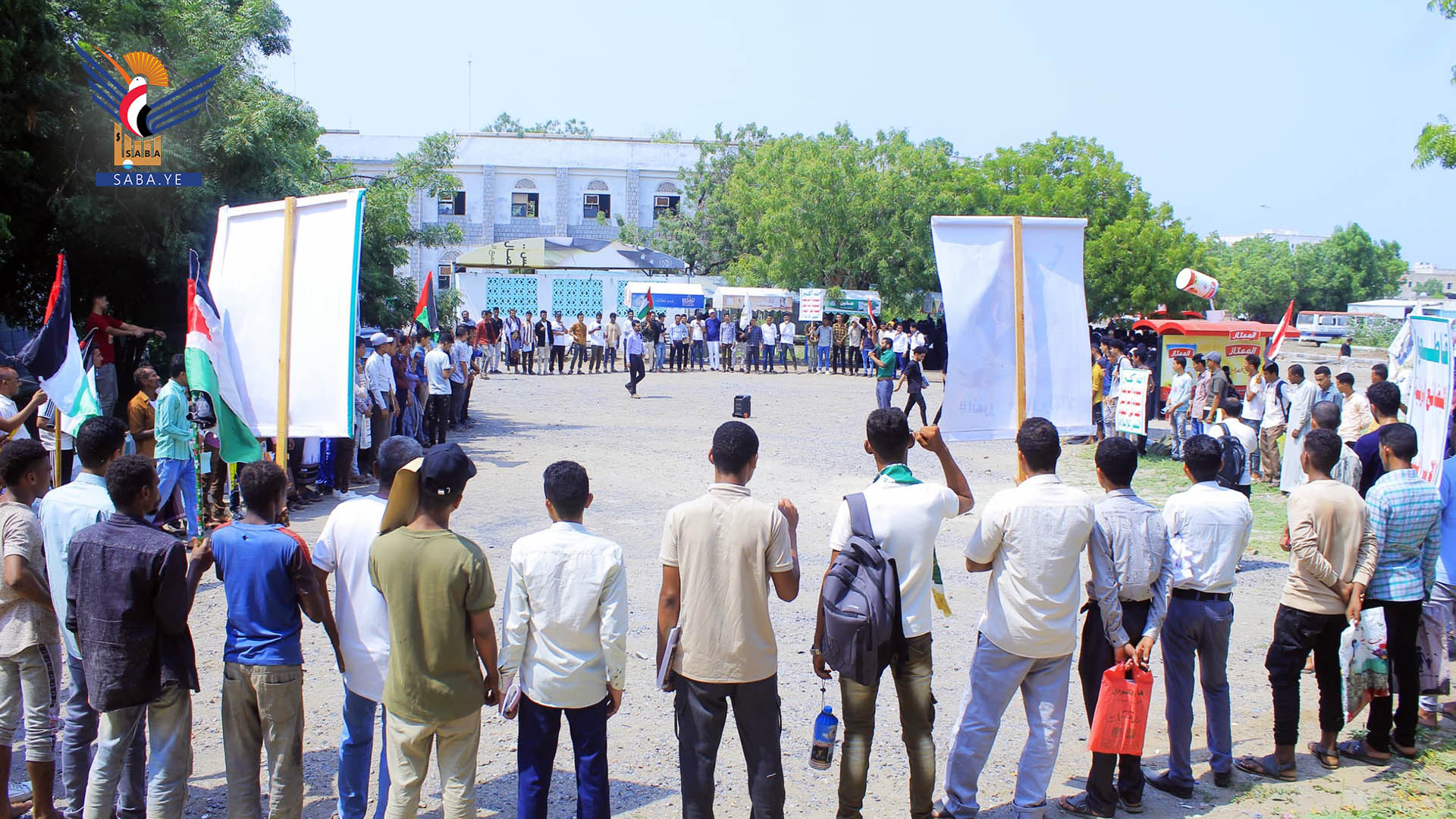 وقفة لرئاسة وكوادر وطلاب جامعة الحديدة للتنديد بجرائم الصهاينة في غزة