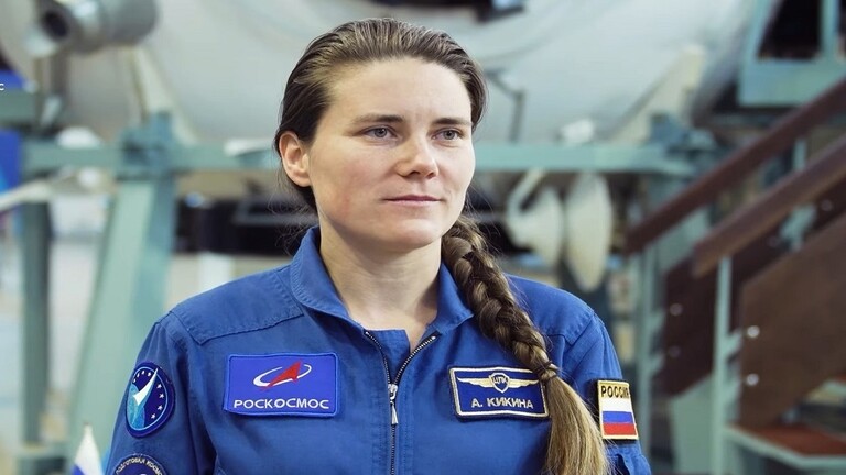 بوتين يقلّد رائدة الفضاء الروسية آنا كيكينا لقب "بطل روسيا" بوتين يقلّد رائدة الفضاء الروسية آنا كيكينا لقب "بطل روسيا"
