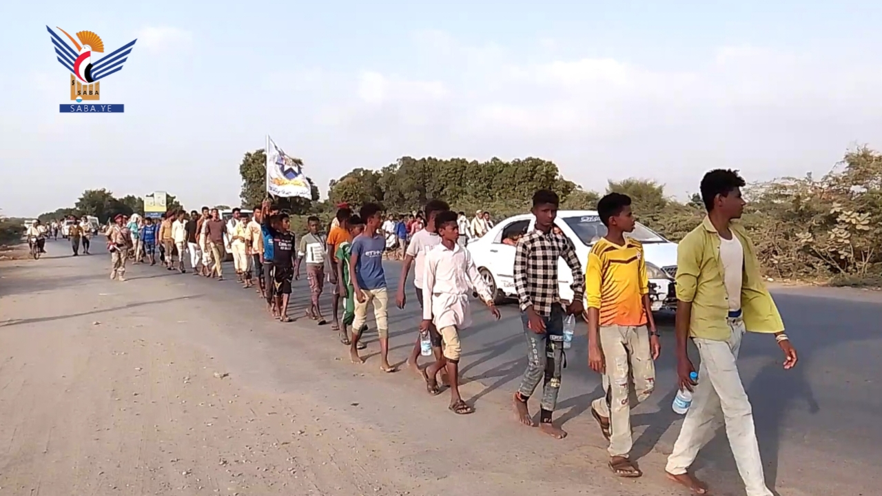 الحديدة .. مسير شعبي لـ 250 خريجا من دورات التعبئة في الزهرة الحديدة .. مسير شعبي لـ 250 خريجا من دورات التعبئة في الزهرة