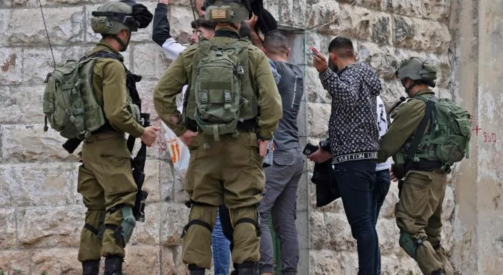 قوات العدو الإسرائيلي تحتجز فلسطينيين وتنكل بهم في جنين