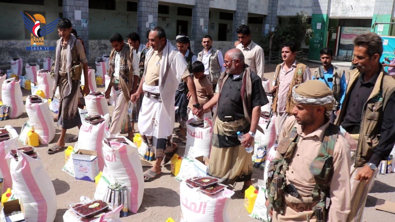 محافظ الحديدة يدشن مشروعي السلة الغذائية الرمضانية والكسوة العيدية لأسر الشهداء