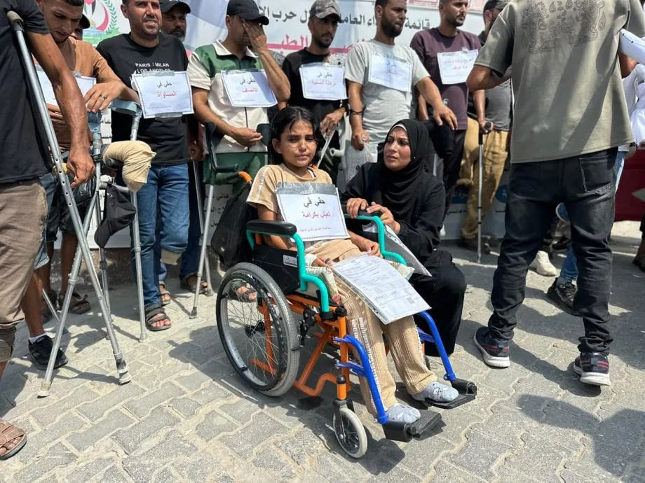 جرحى غزة يطالبون بفتح المعابر للسفر واستكمال علاجهم