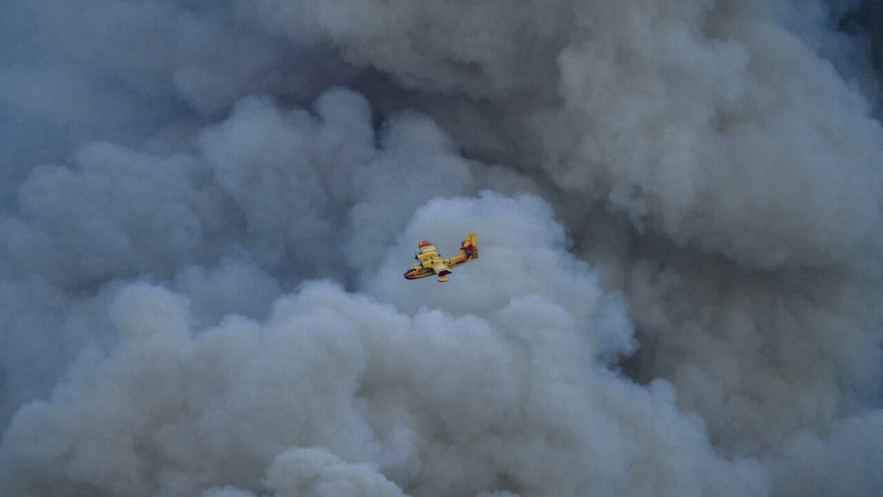 حريق هائل في جنوب فرنسا يلتهم 10 آلاف هكتار من الغابات والمنازل خلال ساعات حريق هائل في جنوب فرنسا يلتهم 10 آلاف هكتار من الغابات والمنازل خلال ساعات
