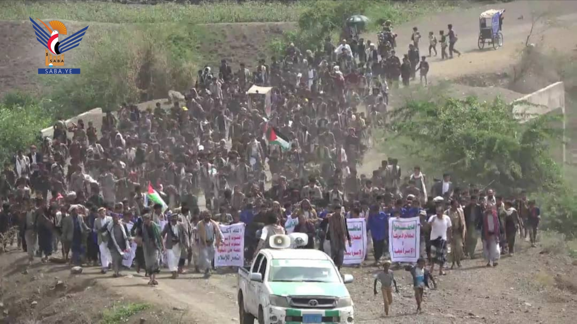 صنعاء.. مسيرات طلابية راجلة في عدد من المديريات تضامنًا مع الشعب الفلسطيني