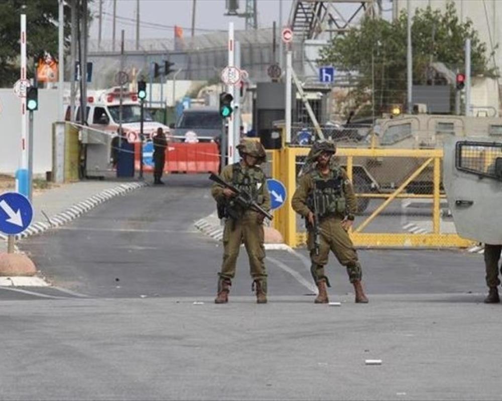 قوات العدو الإسرائيلي تنصب حاجزا عسكريا في بيت لحم