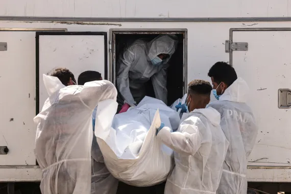 العدو الصهيوني يسلم جثامين 15 شهيدًا فلسطينيا من غزة