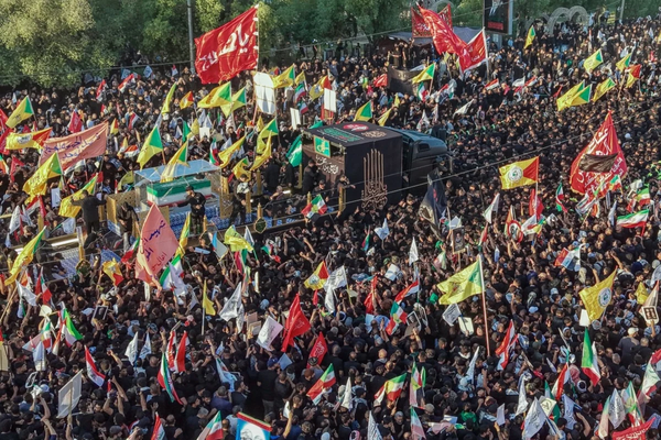 العراق: حشود مليونية تشيّع القائد الشهيد الإمام الخامنئي في النجف الأشرف