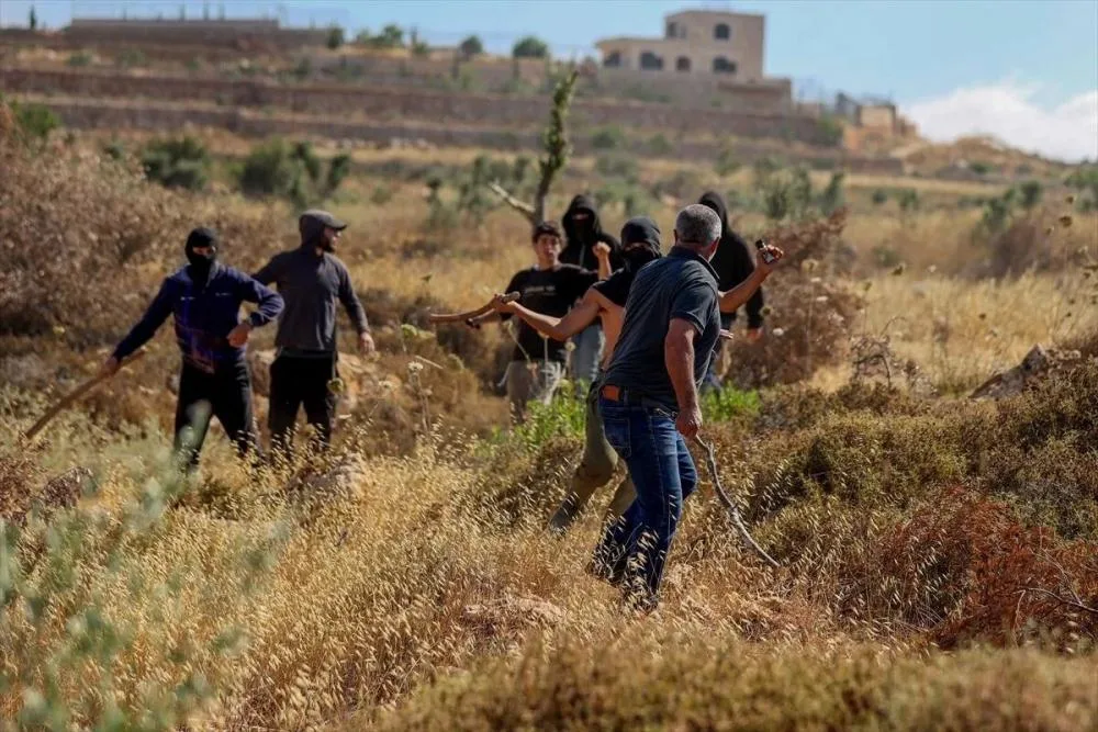 مستوطنون يعتدون على الفلسطينيين وممتلكاتهم في الضفة أو القدس