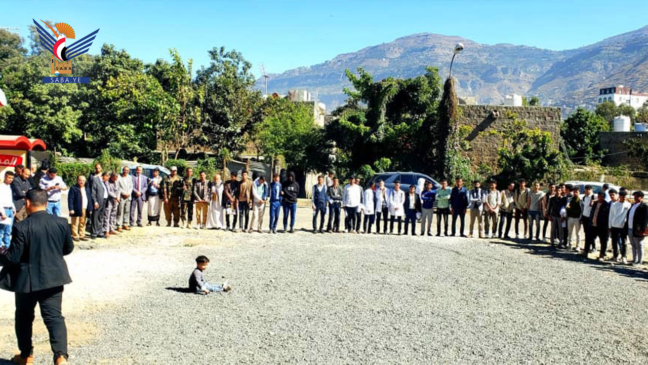 وقفة لمنتسبي كلية الطب والعلوم الصحية بجامعة إب رفضا للتصعيد الصهيوني الأمريكي