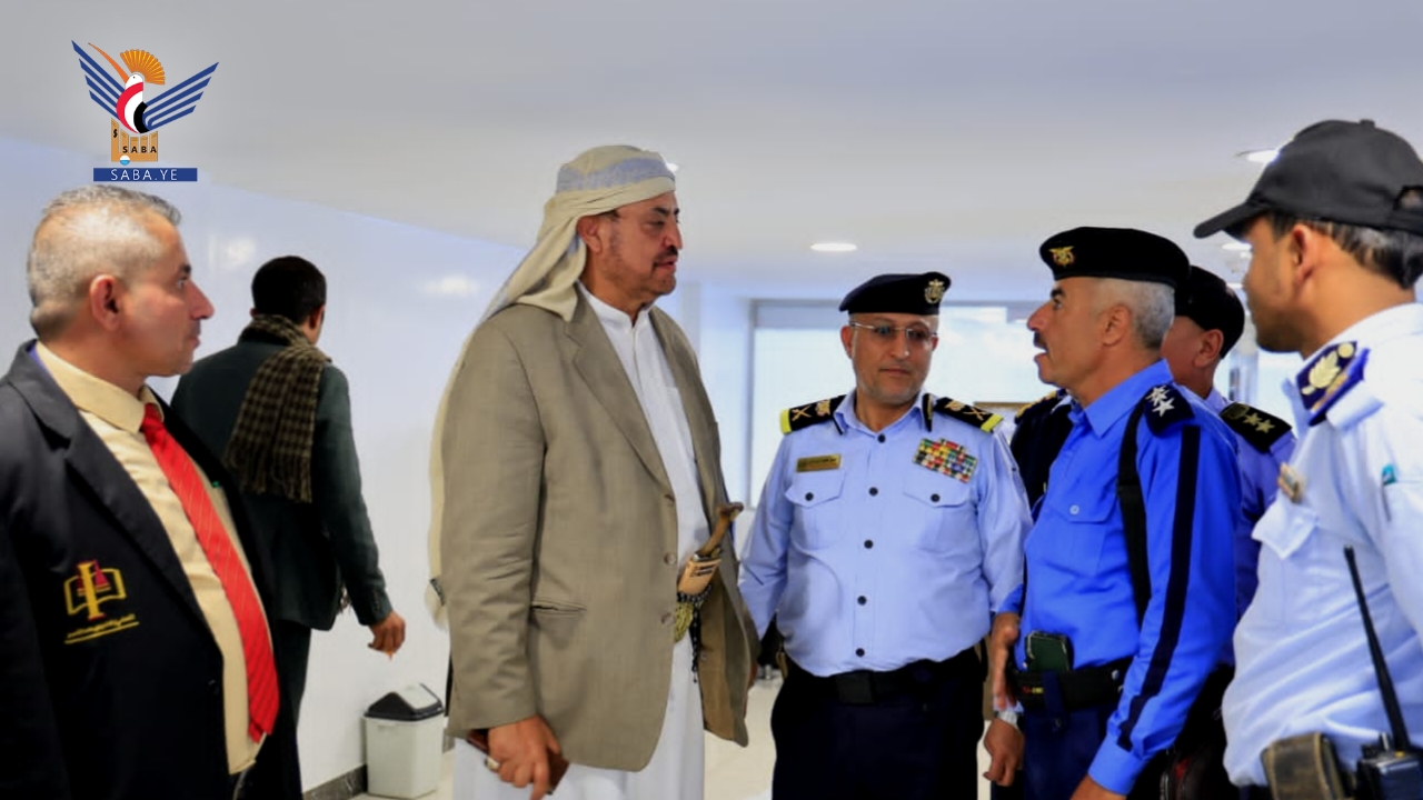 أمين العاصمة يطلع على سير أداء شرطة المرور ويسلم لها ثلاثة ونشات سحب