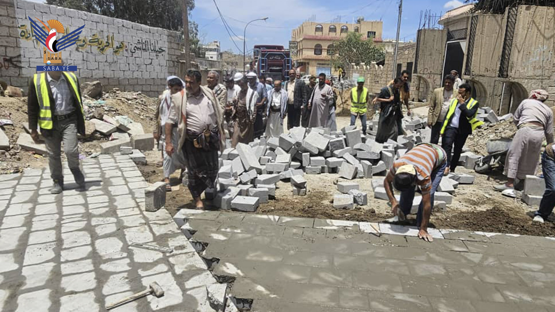 محافظ البيضاء يطلع على العمل بمشروع الرصف الحجري بالمدينة 