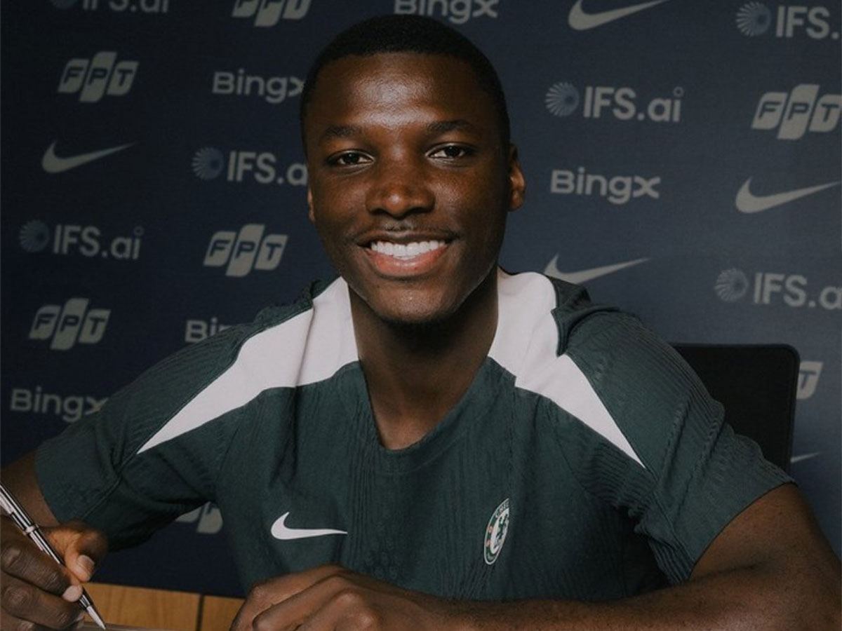 تشيلسي الإنجليزي يعلن التمديد للاعبه الإكوادوري مويسيس كايسيدو حتى 2033