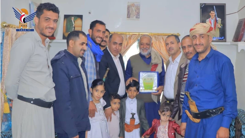 وكيل وزارة الكهرباء يزور أسرة الشهيد أحمد أبو علي بمديرية السبعين بأمانة العاصمة