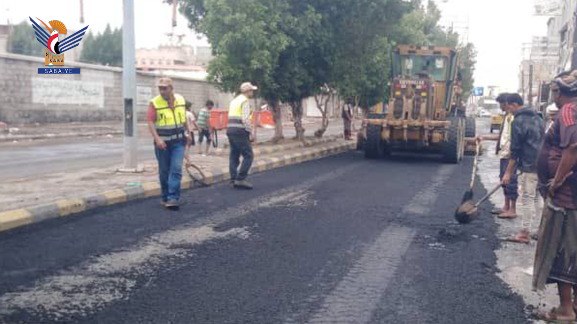 استكمال المرحلة الأولى من مشروع صيانة أضرار السيول بشوارع مدينة الحديدة