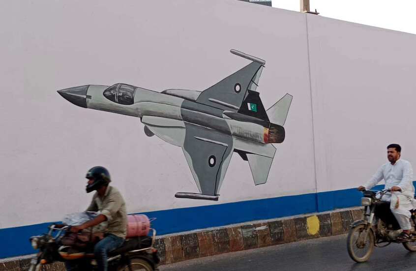 وزير الدفاع الباكستاني: الهند "ستدفن أسفل حطام طائراتها الحربية"