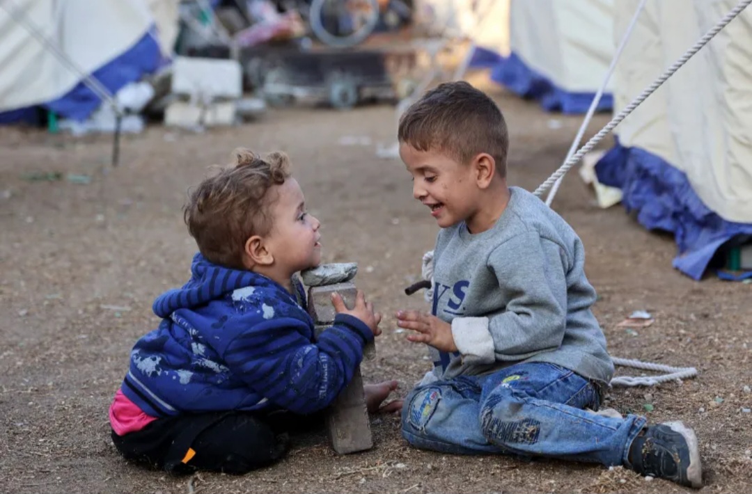 مدير الصحة بغزة: ‏قنابل في شكل دمى تركها جيش العدو لاستهداف أطفال غزة 