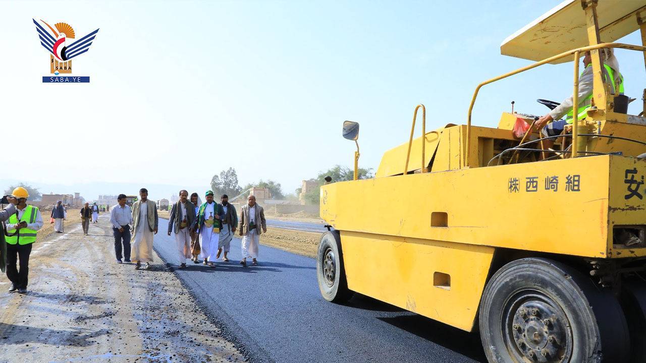 محافظ صعدة يطلع على سير العمل في مشروع سفلتة خط دائري محضة