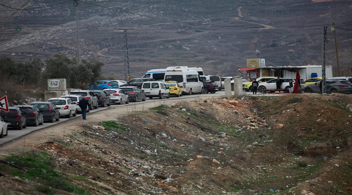 العدو الإسرائيلي يشدد إجراءاته العسكرية على حاجز الحمرا بالأغوار الشمالية