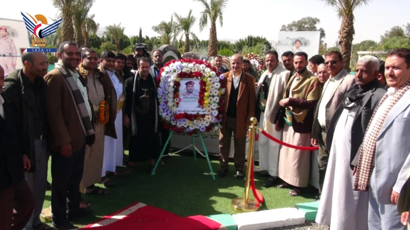 قيادة وموظفو هيئة الموارد والمنشآت المائية يزورون أضرحة الشهداء الصماد والرهوي والغُماري