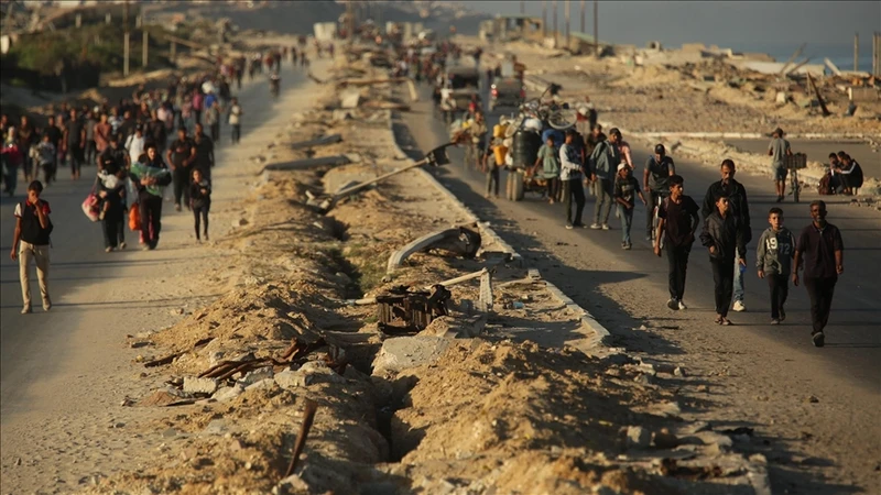 مئات آلاف الفلسطينيين يواصلون العودة في اليوم الثالث لوقف الحرب على غزة