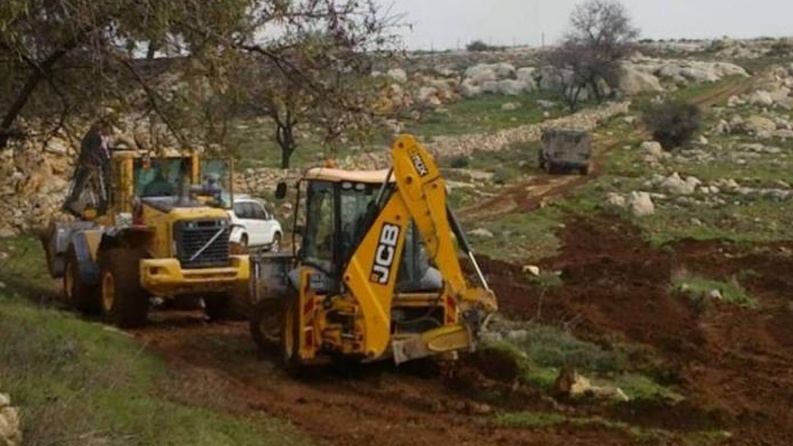 قوات العدو الإسرائيلي تجرّف أراضي غرب سلفيت