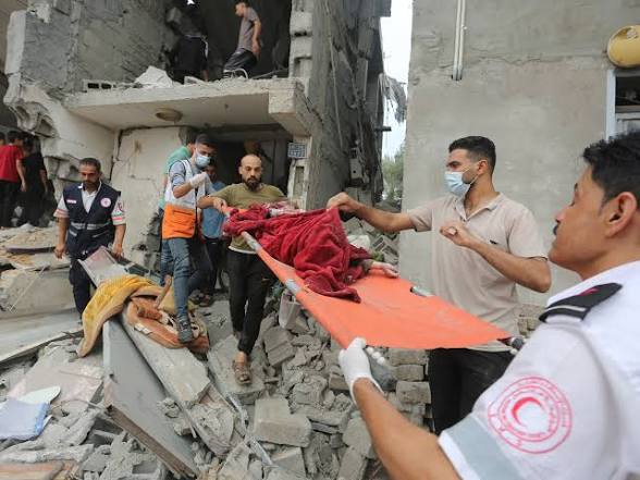 فرق الإسعاف تنتشل جثامين شهداء من مكان غارة صهيونية في بلدة المنصوري جنوبي لبنان