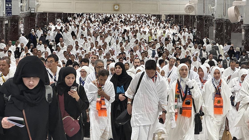 حجاج بيت الله الحرام يبدأون أول أيام التشريق في مناسك الحج