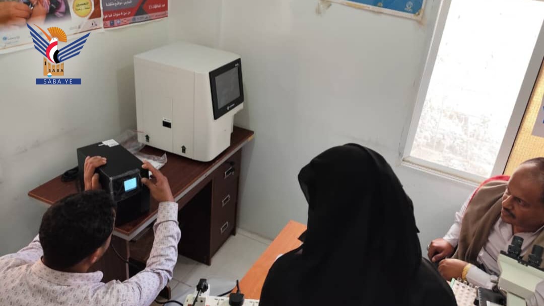 تعز.. مكتب الصحة يرفد وحدتي أبو مازن ومحمد هائل بمقبنة بأجهزة فحص حديثة