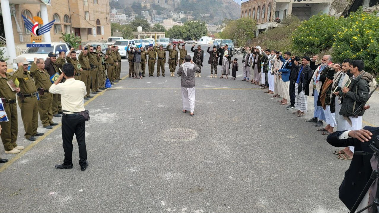 حجة.. وقفة لضباط أمن المحافظة تنديداً بالإساءة الأمريكية للقرآن الكريم