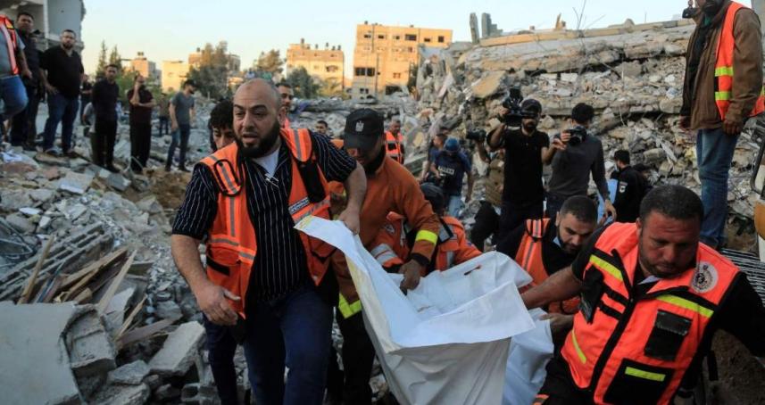 استشهاد 4 فلسطينيين وانتشال جثامين 121 آخرين في قطاع غزة منذ فجر اليوم