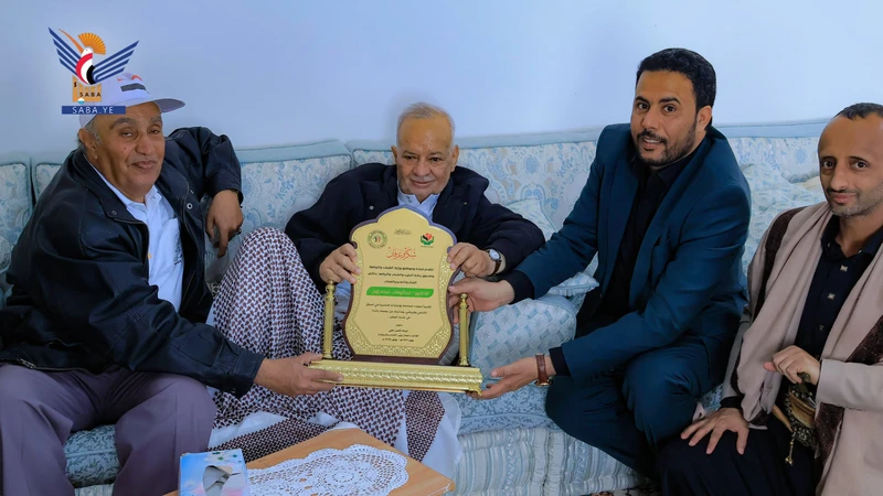 نائب وزير الشباب يكرم الدكتور راوح ويزور ضريحي الشهيدين زيد والمولَّد