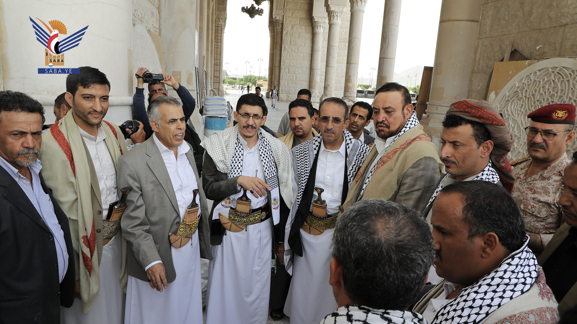 تدشين مشروع استبدال وترميم قمريات جامع الشعب بالعاصمة صنعاء