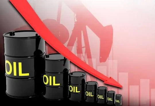 النفط يهبط 3% بعد أنباء عن السحب من مخزونات الديزل والخام