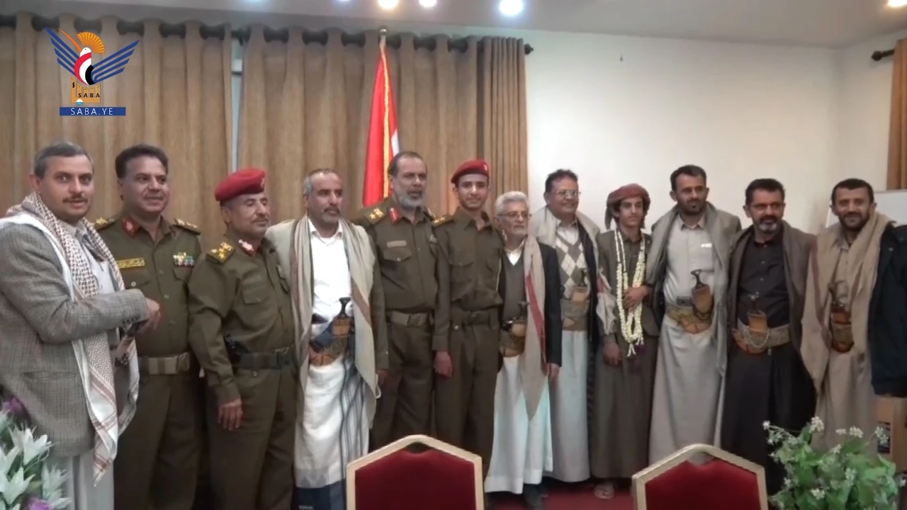 محافظ مأرب يكرم طالبان من أوائل الجمهورية بالمحافظة