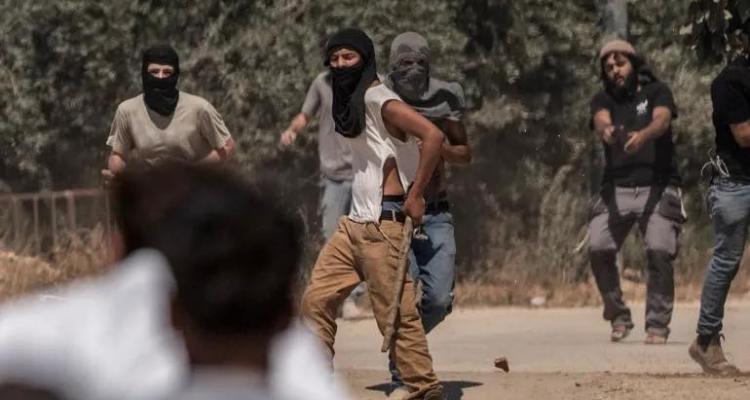 مستوطنون يعتدون على عائلة فلسطينية ويصيبون عددًا من أفرادها في عقربا