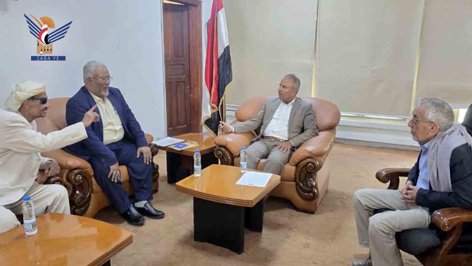 مناقشة جوانب التعاون بين وزارتي الخدمة المدنية والشؤون الاجتماعية      مناقشة جوانب التعاون بين وزارتي الخدمة المدنية والشؤون الاجتماعية