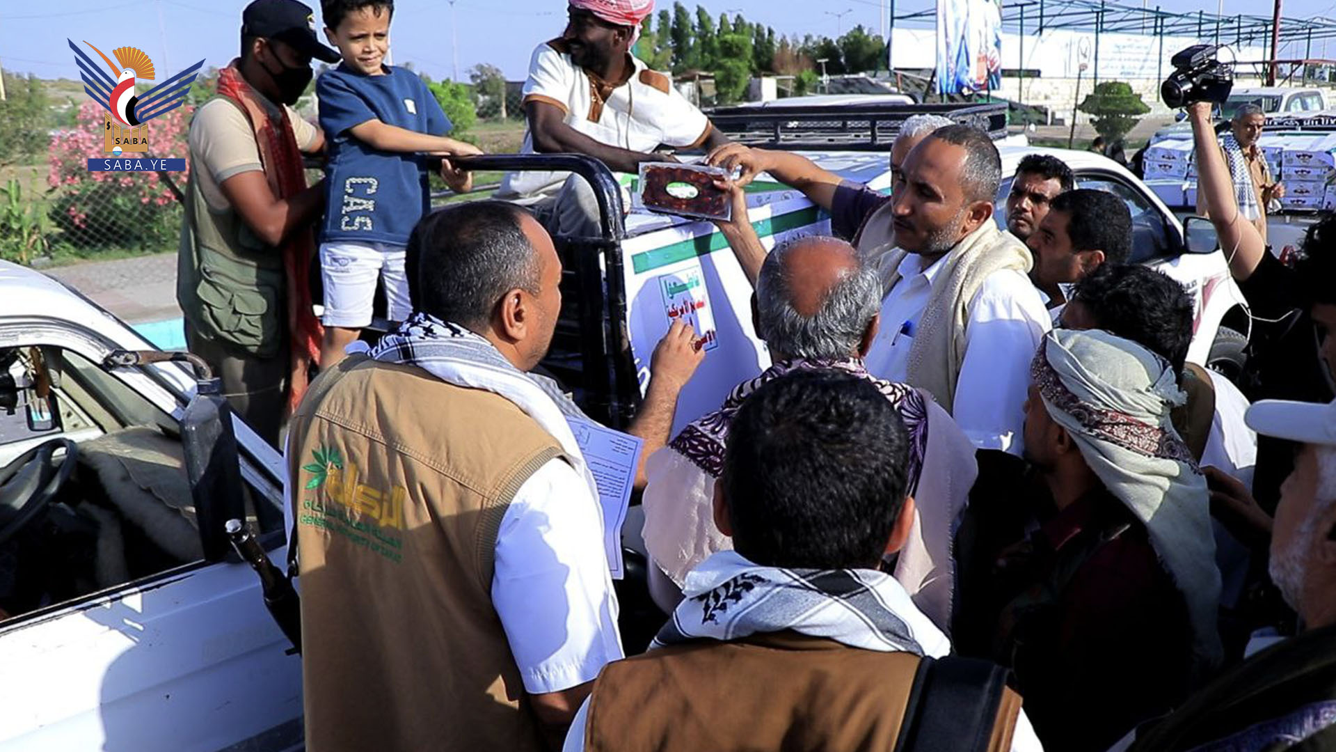 محافظ الحديدة يدشن مشروعي توزيع زكاة التمور ووجبات الافطار الرمضانية