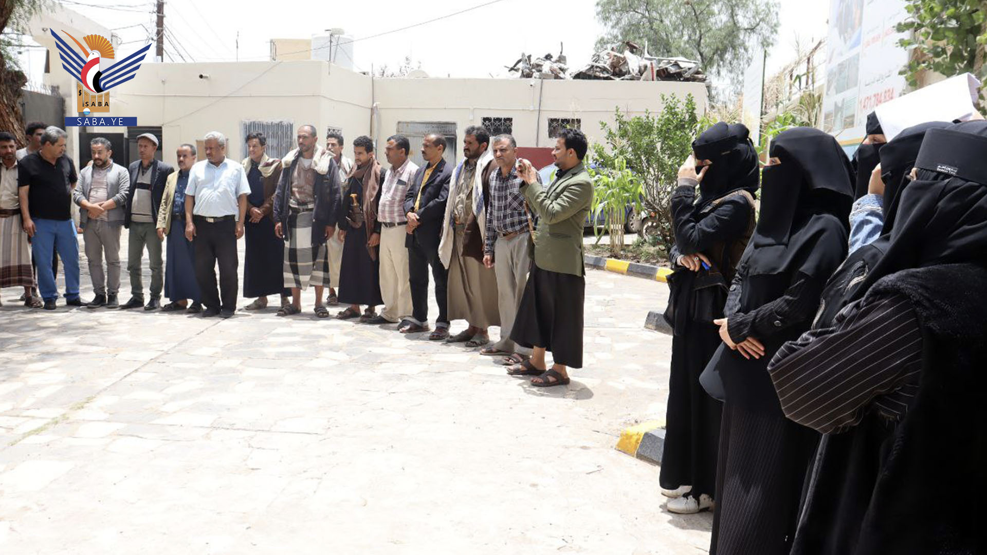 وقفة لموظفي الوحدة التنفيذية بالأمانة تفويضاً لقائد الثورة وتنديداً بالعدوان الصهيوني