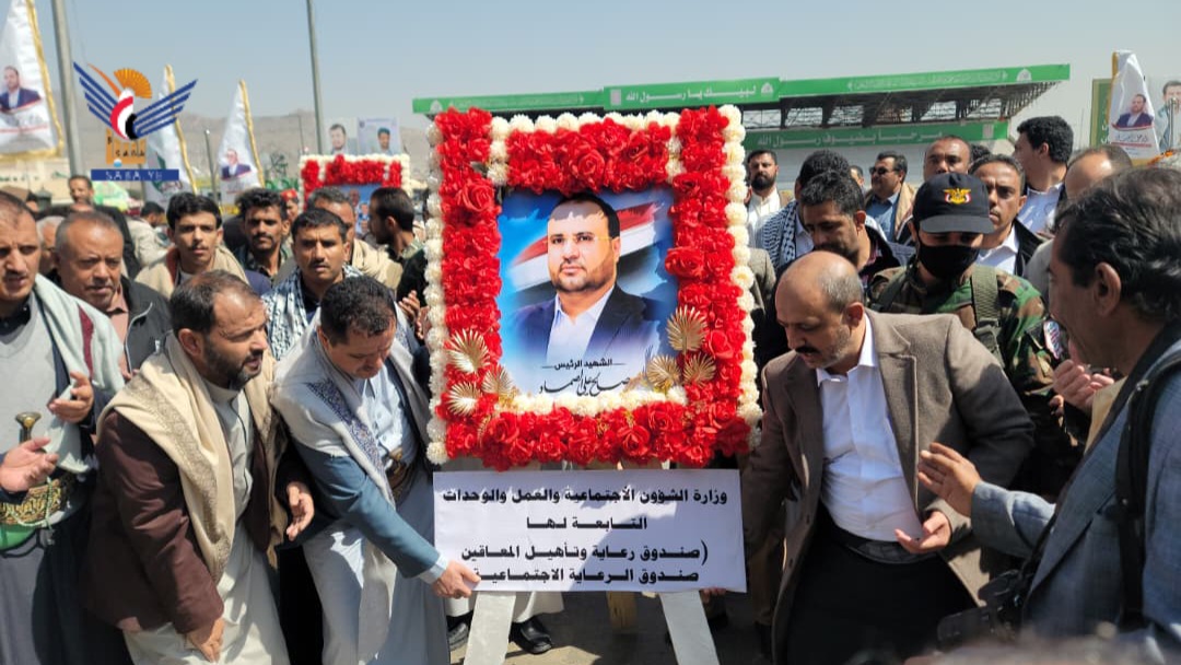 قيادة وموظفو وزارة الشؤون الاجتماعية والعمل يزورون أضرحة الشهداء