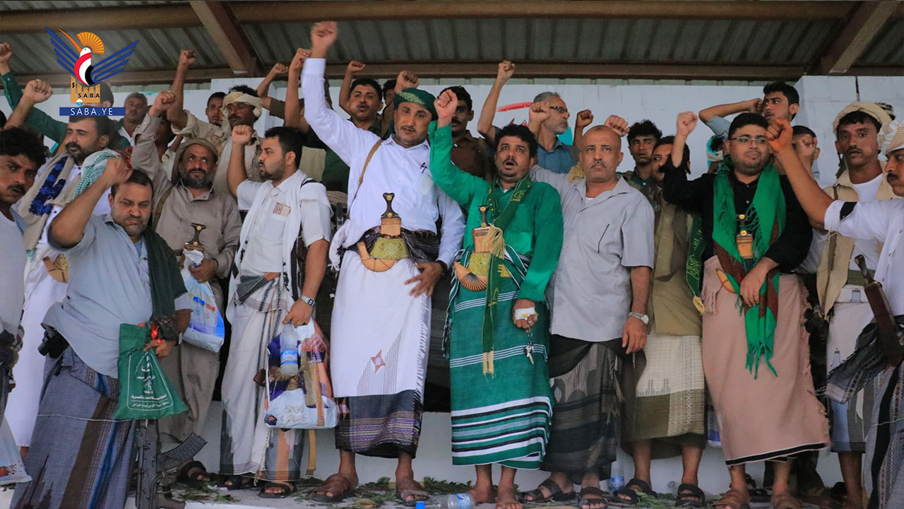 محافظ الحديدة يتفقد التجهيزات في ساحة الرسول الأعظم بالحسينية