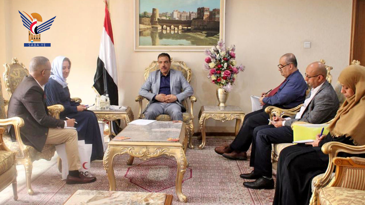 وزير الخارجية يتسلّم أوراق تعيين الرئيس الجديد لبعثة الاتحاد الدولي لجمعيات الصليب والهلال الأحمر