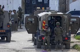 العدو الصهيوني يقتحم ضواحي طولكرم ويعتدي على فلسطينيين ويعتقل أحدهم