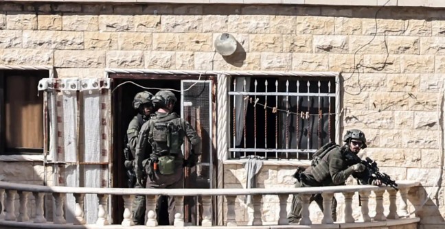 العدو الصهيوني يحقق ميدانيًا مع عشرات الفلسطينيين ويقيم حاجزًا في جنين ورام الله