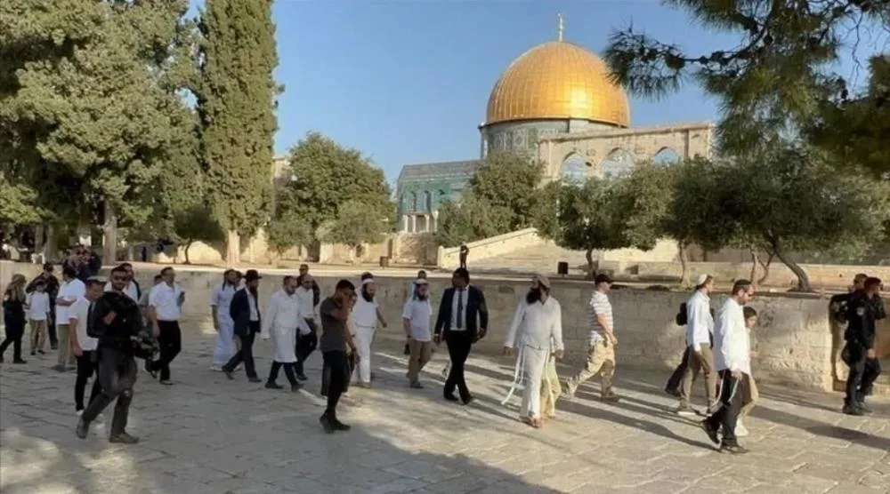 مستوطنون يقتحمون الأقصى بحماية مشددة من قوات العدو الإسرائيلي