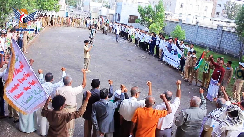 وقفة للقطاع التربوي والطلابي بمديرية الميناء بالحديدة تنديدا بالإساءة للقرآن الكريم