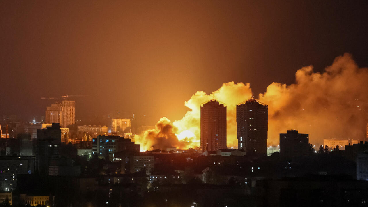 أوكرانيا: قتلى في هجوم جوي روسي مكثف بالمسيرات استهدف العاصمة كييف