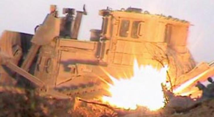 مقتل جندي صهيوني بتفجير جرافته خلال هدمه منزلًا في غزة